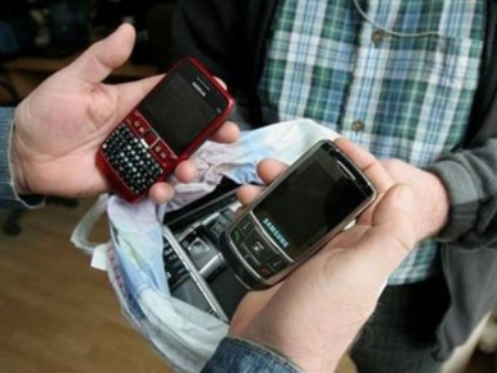 Двое ижевчан украли 13 мобильных телефонов