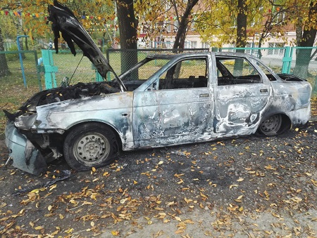 В Ижевске ночью сгорел припаркованный у детского сада автомобиль