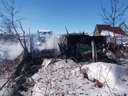 Дом и баня сгорели на одном из садовых участков Ижевска 