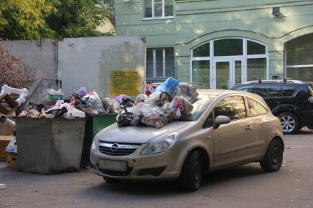  Жители Агрыза за неправильную парковку забросали иномарку мусором