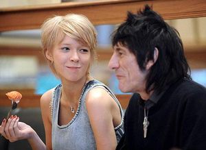 Гитарист Rolling Stones получил предупреждение за избиение русской подружки