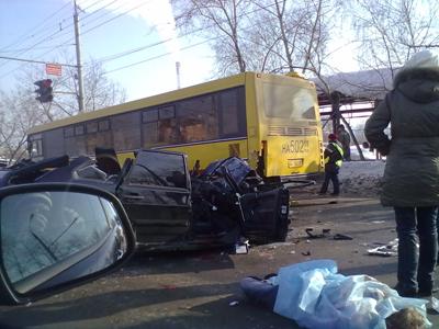Погибли трое: в Ижевске легковушке срезало крышу при ударе с автобусом