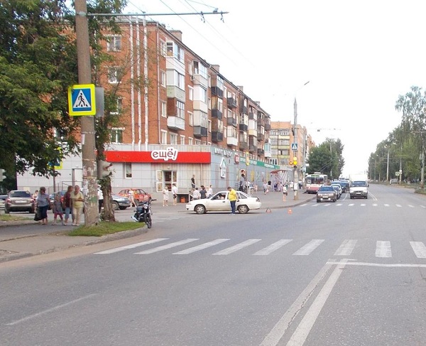 Учебный автомобиль и мотоцикл столкнулись в Ижевске на улице Клубная
