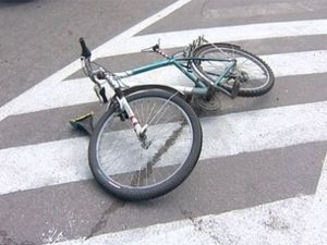 В Ижевске велосипедист не поделил дорогу с «Волгой»