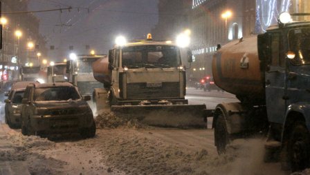 Уборка снега на дорогах Ижевска осуществляется круглосуточно