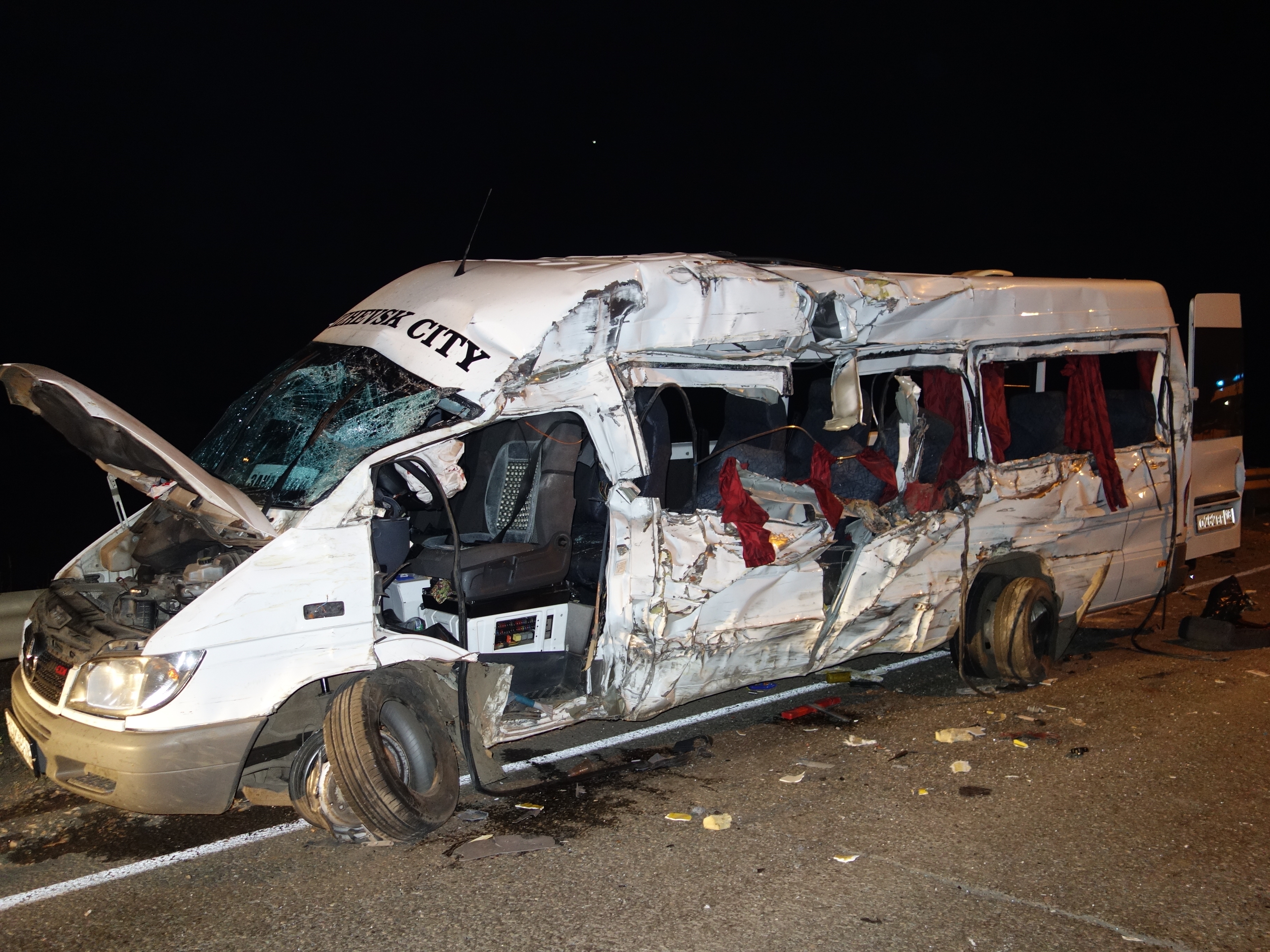 Три человека погибли в ДТП с участием микроавтобуса и грузовика в Удмуртии 
