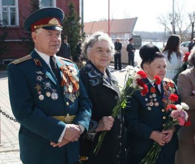 Сотрудники железнодорожного музея в Ижевске накормили ветеранов кашей