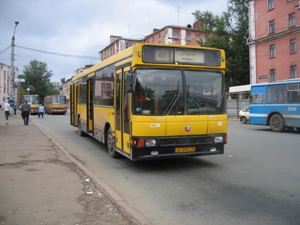 Иномарка врезалась в стоящий автобус в Ижевске