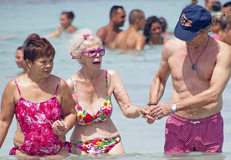 86-летняя герцогиня Альба появилась на пляже в бикини