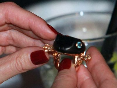 Ксении Собчак любимый подарил кольцо  в виде жабы