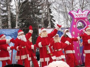 Парад Дедов Морозов в Ижевске заменили танцами  Санта Клаусов