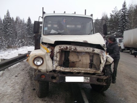 Водитель иномарки погиб при столкновении с грузовиком в Вотксинком районе