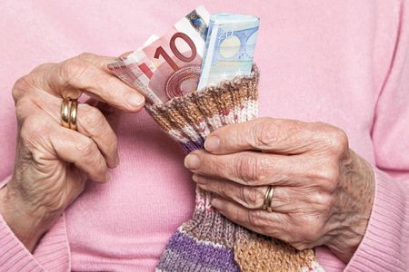 Один миллион евро порезала на кусочки пенсионерка в Австрии 