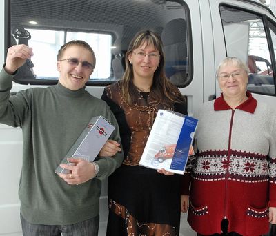 Многодетной семье Котовых из Ижевска подарили микроавтобус по поручению Медведева