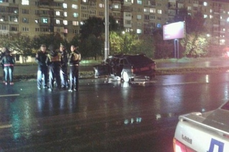 Пьяный водитель легковушки врезался в световую опору в Ижевске