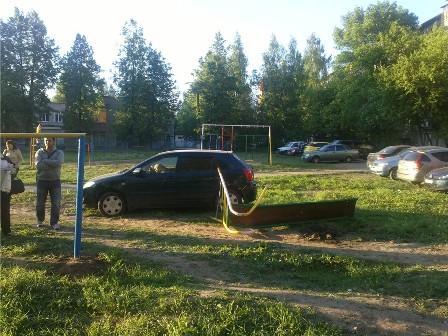 Автоледи сбила 4-летнюю девочку на детской горке в Ижевске 