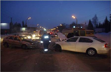Два легковых автомобиля столкнулись в Ижевске