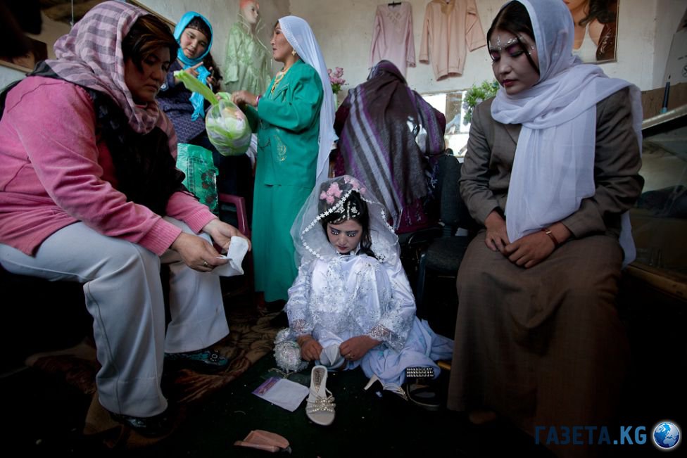 В Афганистане мужчина выдал свою 6-летнюю дочь замуж за еду