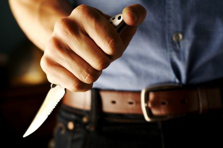 Рецидивист с ножом отобрал мобильник у школьника в Ижевске