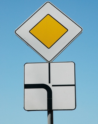 Дорожные знаки установят на трех улицах Ижевска