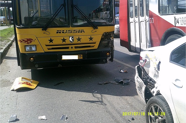 Годовалый ребенок и пожилая женщина получили травмы в аварии с автобусом в Ижевске