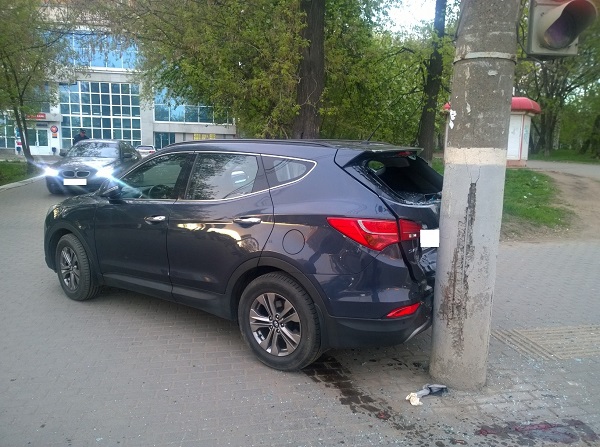 В Ижевске неуправляемый автомобиль сбил на тротуаре двух пешеходов