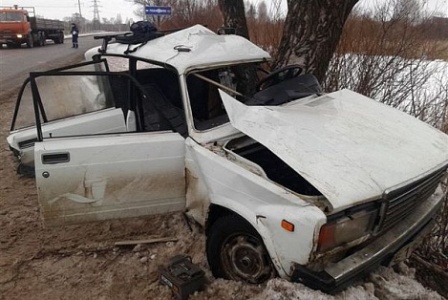 Водитель легковушки врезался в дерево на объездной дороге Воткинска: мужчина скончался на месте 