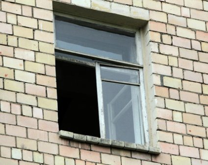 Рабочий выпал из окна в Ижевске