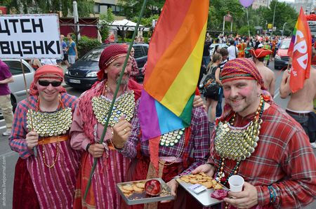 Немецкие гомосексуалисты переоделись в «Бурановских бабушек» 