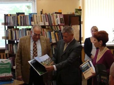 Глава Ижевска подарил библиотеке раритетные издания об истории города