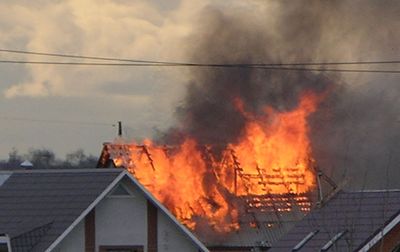 Крыша дома в Удмуртии сгорела из-за печки