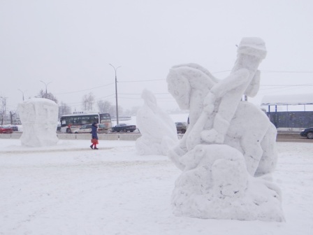 Снежные скульптуры украсили центральную площадь Воткинска