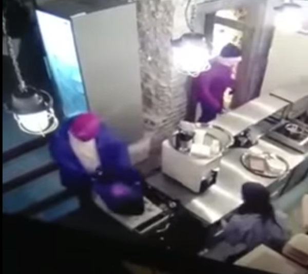 В Екатеринбурге люди в масках ограбили кафе на 50 кг пельменей
