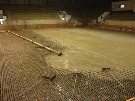 Площадку ледового дворца в Глазове начали заливать бетоном