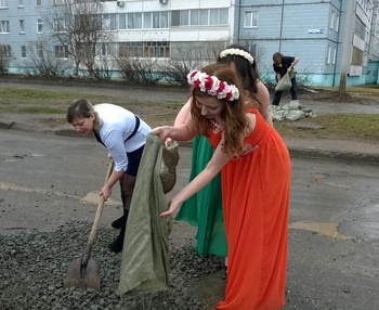 Девушки на лабутенах и в вечерних платьях занялись ремонтом дорог в Ижевске