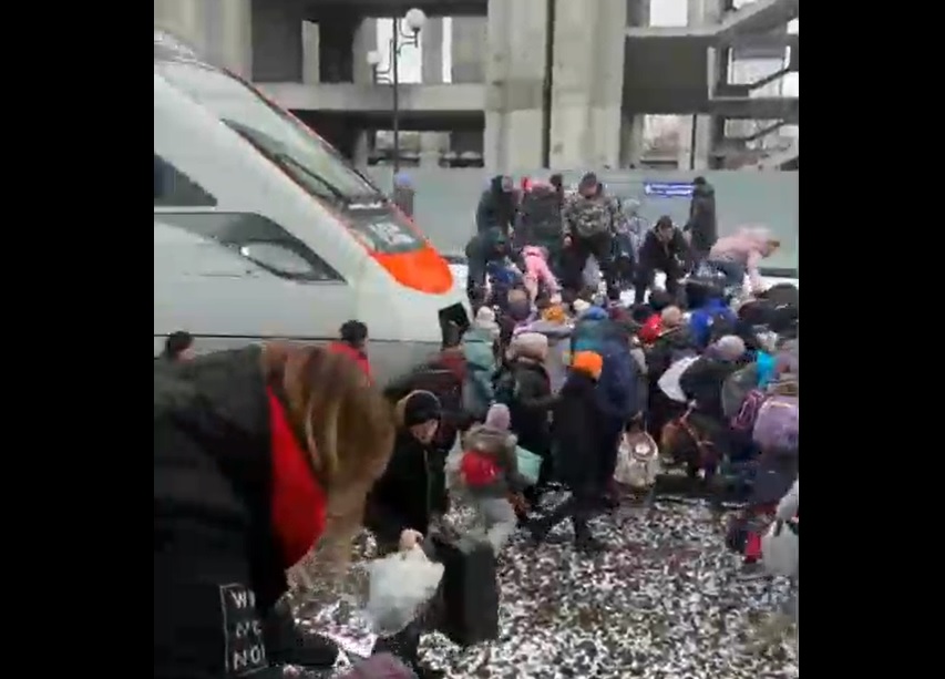 Из Киева от гуманитарной катастрофы пытаются бежать тысячи людей