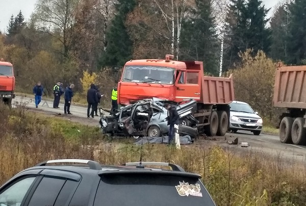 Водитель «Приоры» погиб при столкновении с КАМАЗом под Ижевском