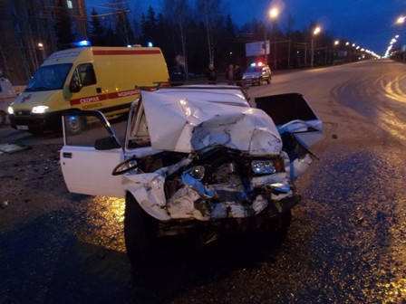 Две легковушки столкнулись в Ижевске: оба водителя доставлены в больницу