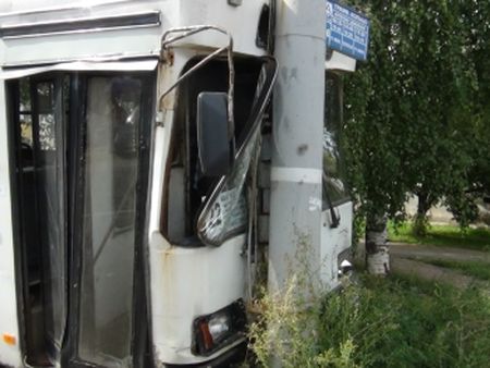 Видео: у врезавшегося в столб автобуса в Ижевске отказали тормоза
