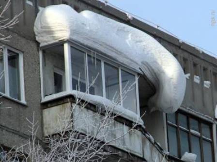 Ижевчан предупредили о сходе снега с крыш