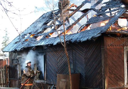 Два дома горели на набережной в Глазовскомй районе