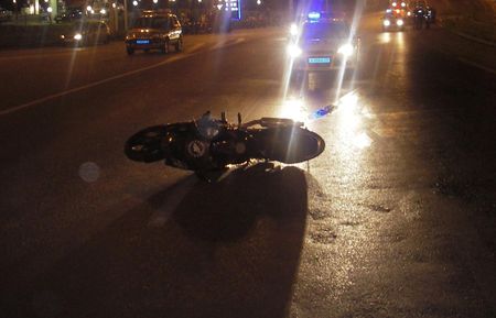 Мотоциклист и его пассажирка пострадали в вечерней аварии в Ижевске