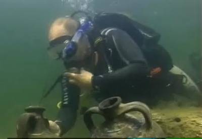 Видео: Владимир Путин в акваланге нашел клад на двухметровой глубине