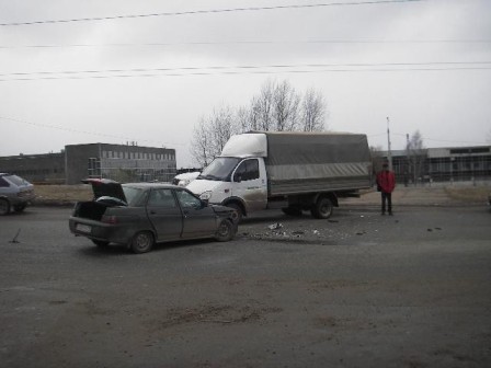 Два автомобиля столкнулись на улице Сабурова в Ижевске: пострадал один человек