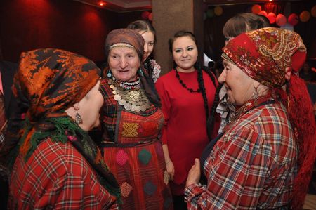 «Бурановские бабушки» накупили платьев  и фартуков в Ижевске