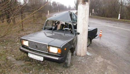 Водитель ВАЗа протаранил столб в Завьяловском районе