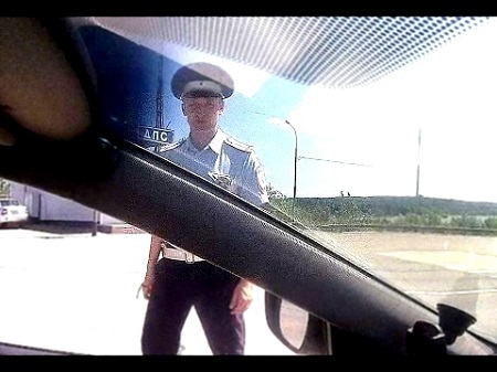 Житель Казани прокатил инспектора ГИБДД Удмуртии на капоте своей машины