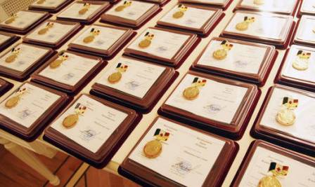 Четыре многодетные семьи из Удмуртии удостоены знака отличия «Родительская слава»