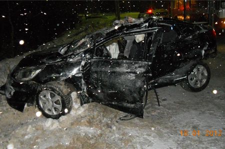 Фото: два пассажира погибли в иномарке, врезавшеейся в столб в Ижевске