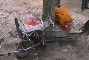 Видеосюжет: младенец, сбитый байкером в Москве, умер в больнице
